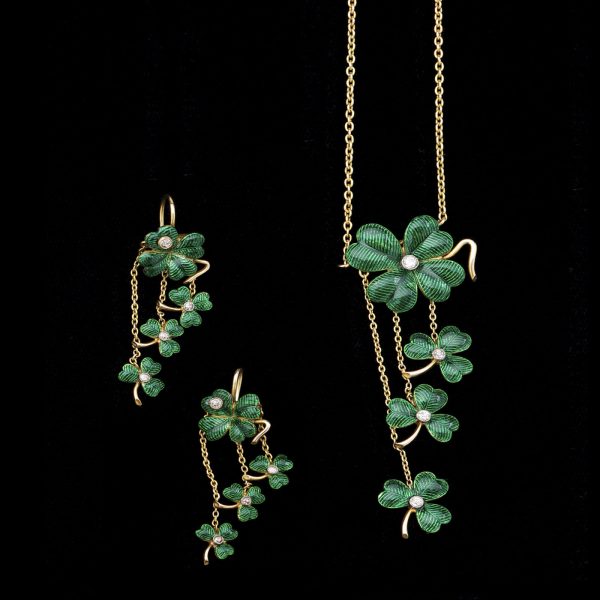 Edwardian 15ct gold and green enamel clover pendant and earrings, the centres set with diamonds. Original fitted case
