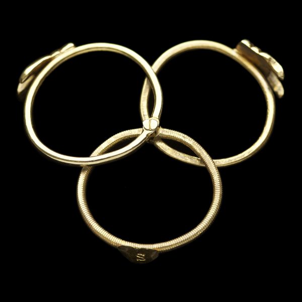 Antique 18ct gold three hoop gimmel ring, with two hands clasped over a heart engraved initial 'S'