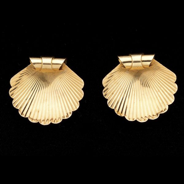 Rose gold dress clip brooches designed as scallop shells 15ct c.1940's