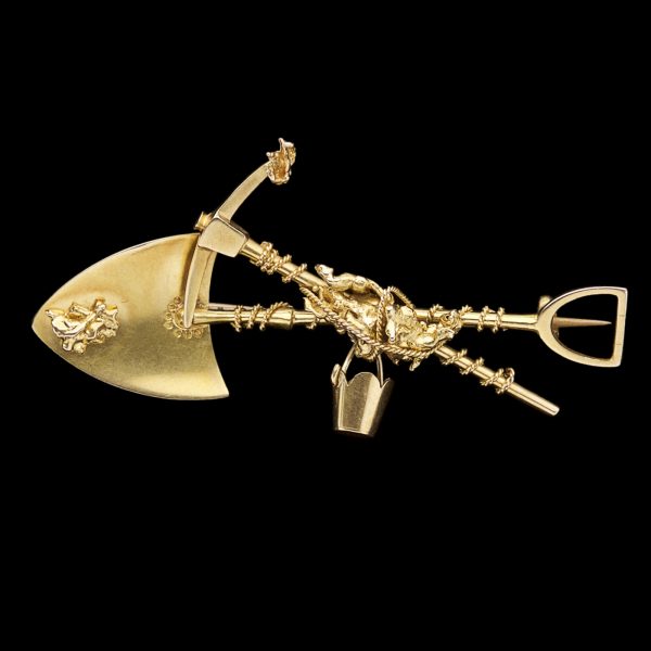 Australian 18ct gold gold mining brooch with crossed pick and shovel, rope, nuggets and a bucket