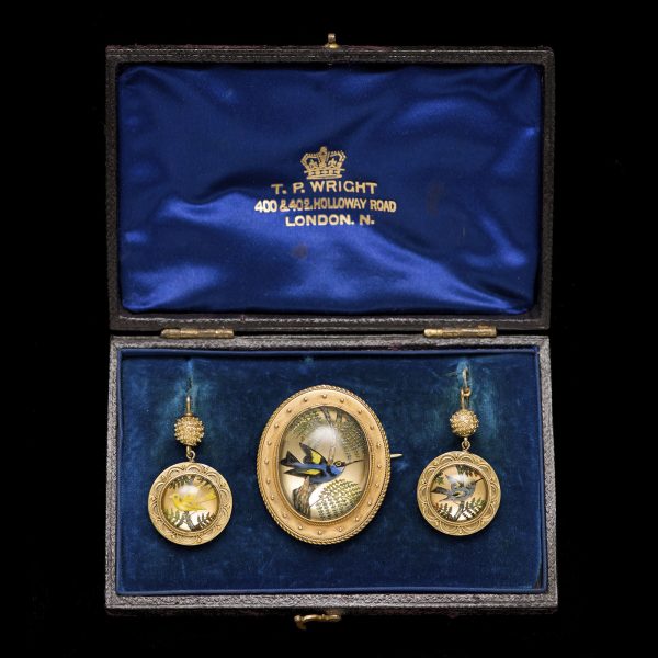 Demi-parure of reverse painted crystal intaglio earrings depicting birds in 18ct gold settings