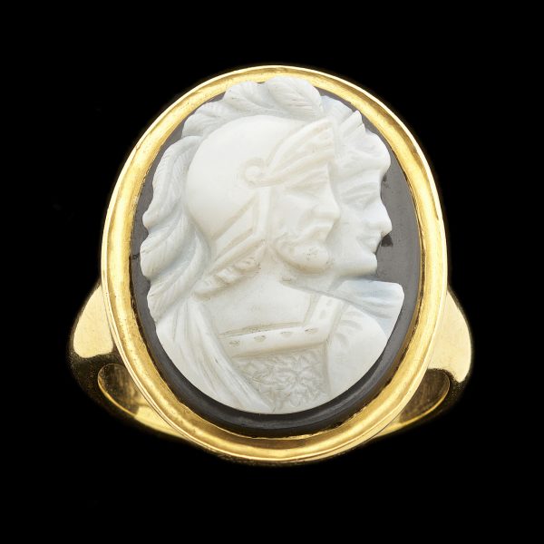 Georgian 18ct gold ring set with an oval onyx double portrait cameo of Ares/Mars and his consort. English c. 1820