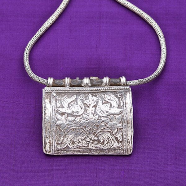 Rectangular pendant with design of peacocks and flowers, copper tube support in loops, with rope chain