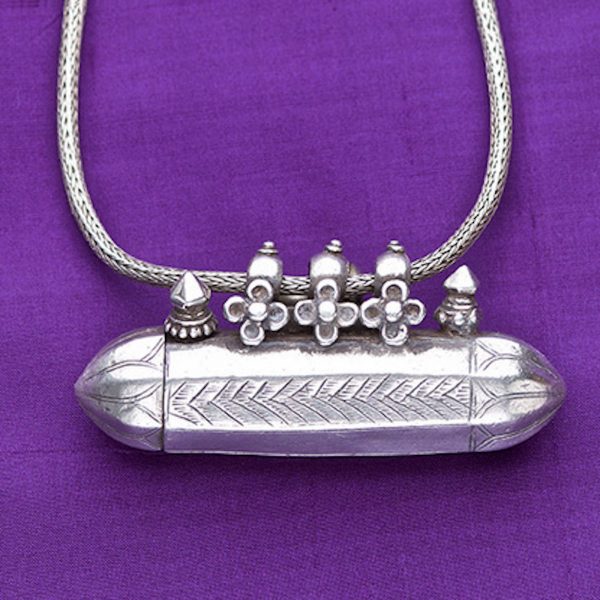 Lingam amulet pendant with vertical top screw and rope chain