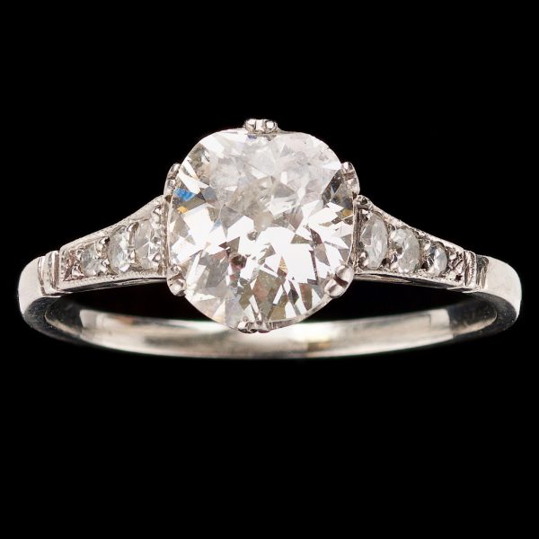 Diamond single stone ring the cushion shaped diamond 1ct/ I-J the shoulders set with 6 small diamonds
