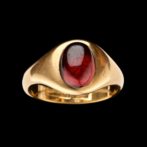 Oval cabochon garnet ring, heavy 18ct gold setting