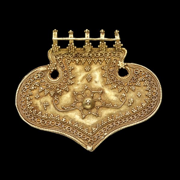 Indian 18ct gold heart shaped pendant richly decorated with granulation