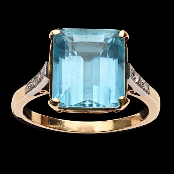 Art Deco rose gold ring set with a 4.60ct aquamarine, the shoulders set with small diamonds total 0.08ct