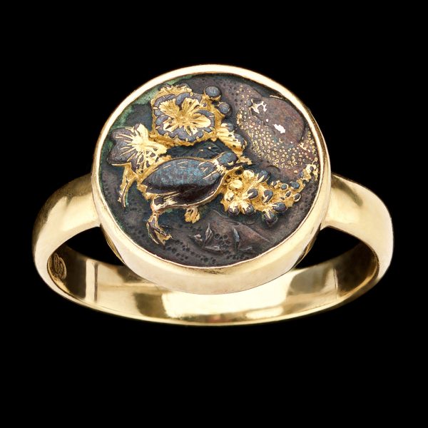 Shakudo plaque ring with a quail among foliage, 18ct gold mounted